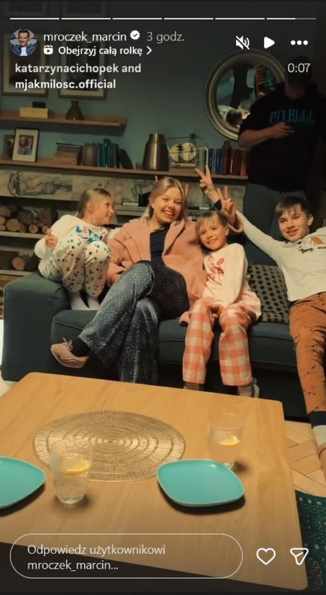 M jak miłość na planie. Lenka (Olga Cybińska), Misiek (Aleksander Bożyk), bliźniaczki