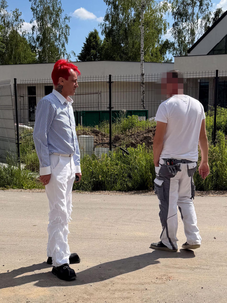 Michał Wiśniewski  pilnuje domu mimo rostania
