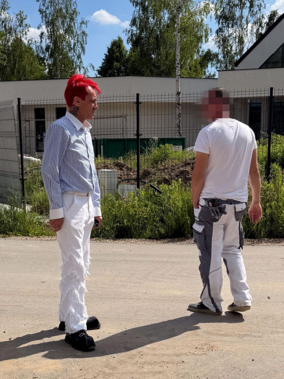 Michał Wiśniewski  pilnuje domu mimo rostania