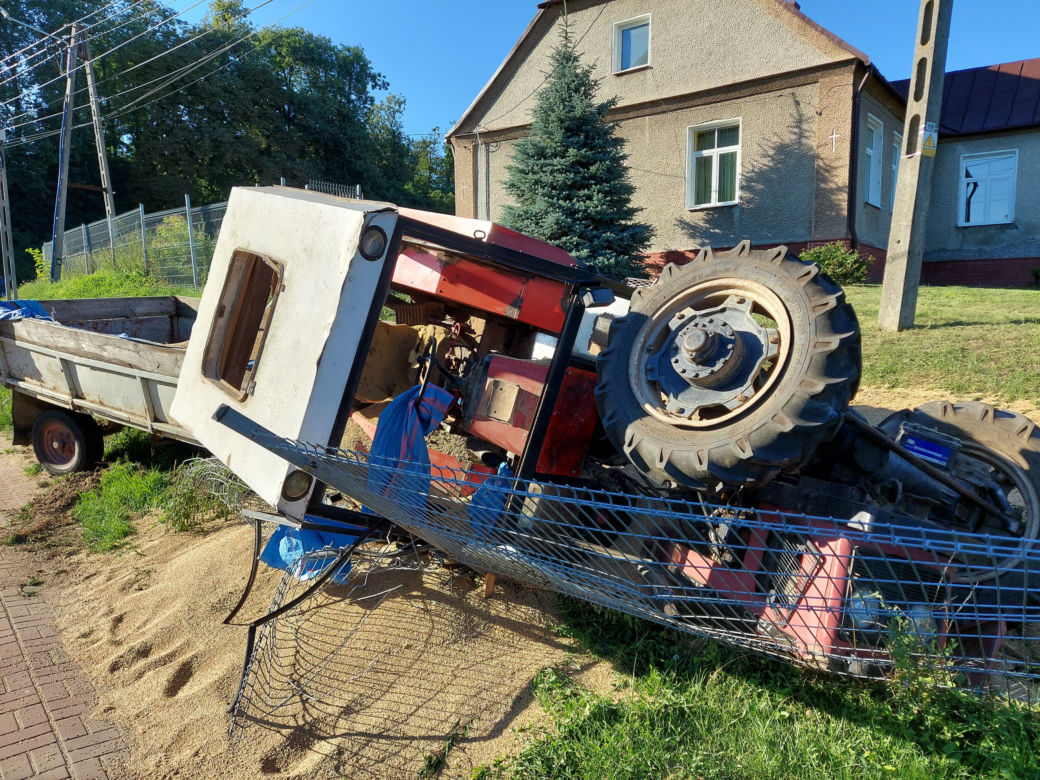Ciągnik z pszenicą wylądował w rowie