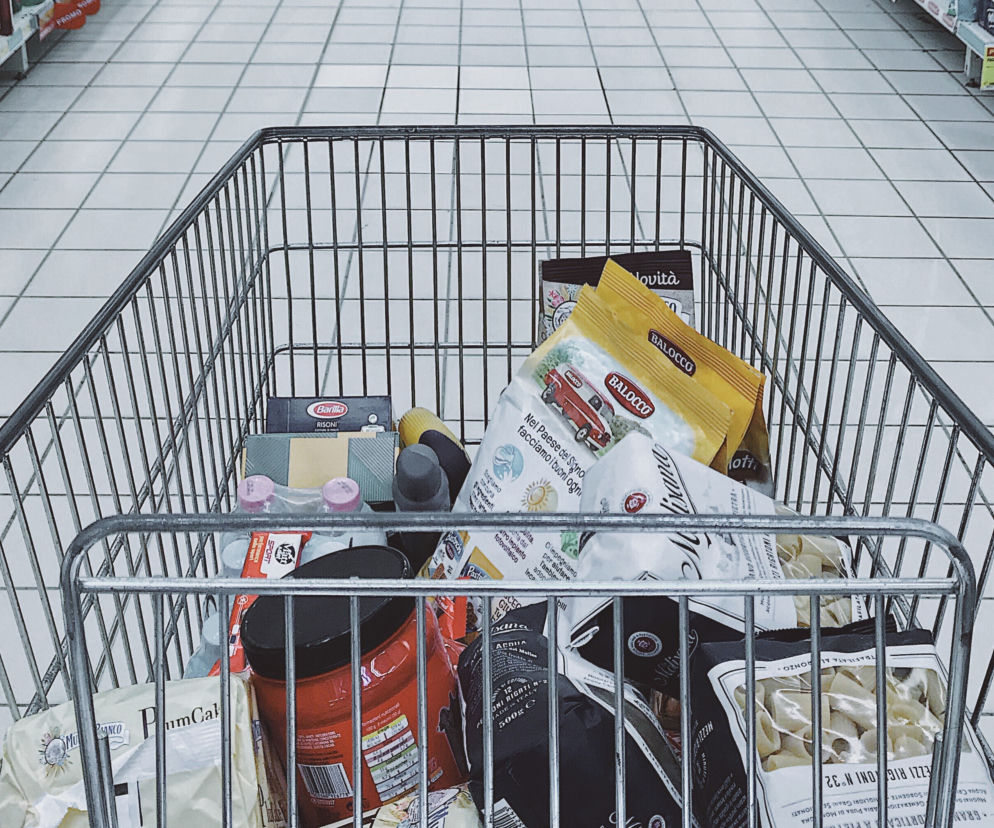 Szczytno: Zapełnił cały wózek towarem i wyszedł z supermarketu. Nikt się nie zorientował