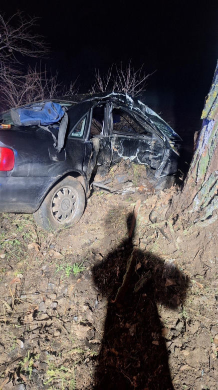 Straszny wypadek przerwał życie młodego kierowcy. 20-latek rozbił się na drzewie!
