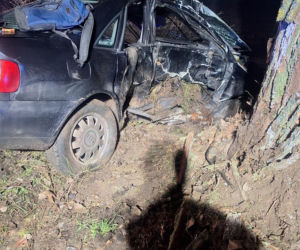 Straszny wypadek przerwał życie młodego kierowcy. 20-latek rozbił się na drzewie!