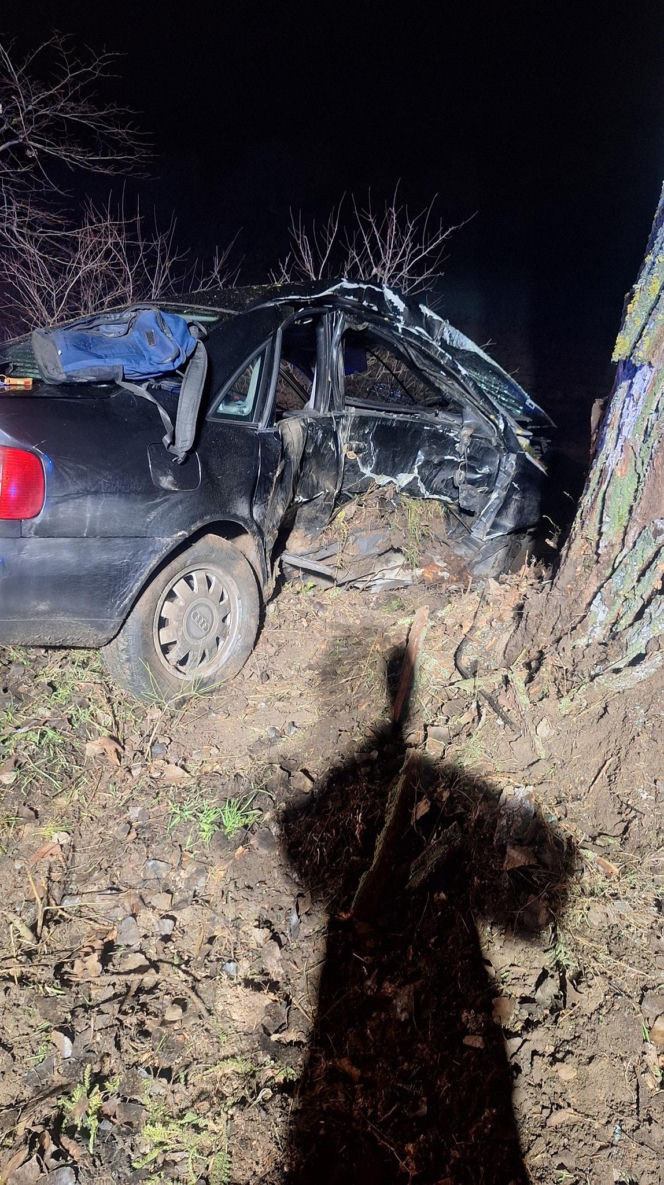 Straszny wypadek przerwał życie młodego kierowcy. 20-latek rozbił się na drzewie!