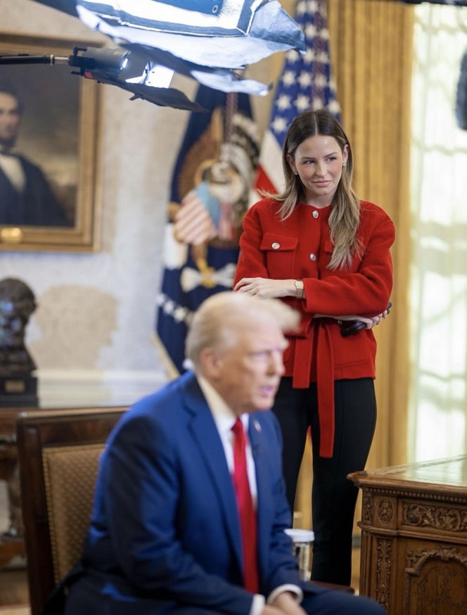 Trump obsypuje młode asystentki pieniędzmi! "Na Święta"