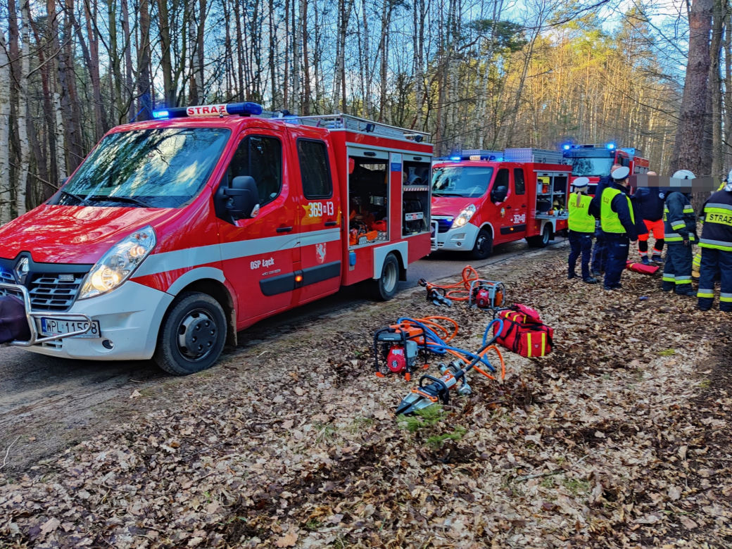 Makabra pod Płockiem! Seat mieszkańców Gostynina roztrzaskał się o drzewo [ZDJĘCIA]