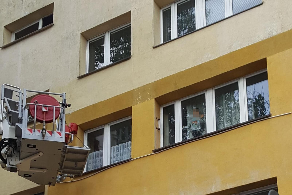 Dziecko stało na parapecie
