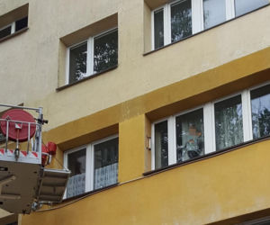 Dziecko stało na parapecie