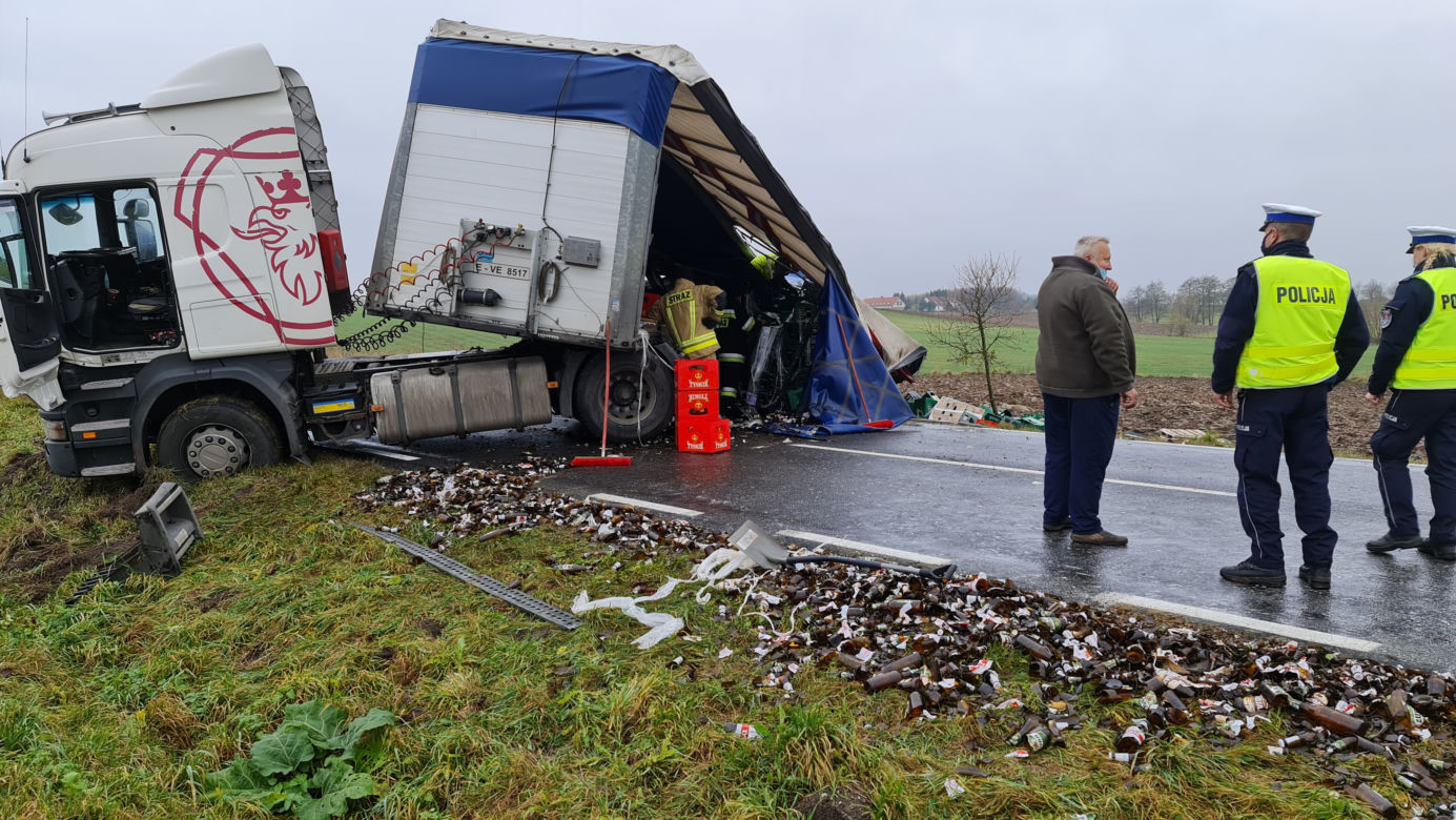 Troszkowo. Setki litrów piwa rozlały się na drogę