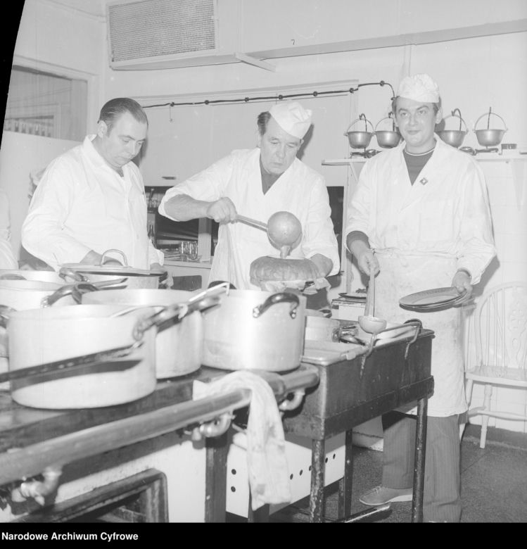 QUIZ PRL. Wuzetka czy zimne nóżki pod wódkę? Sprawdź, czy pamiętasz przysmaki gastronomii PRL