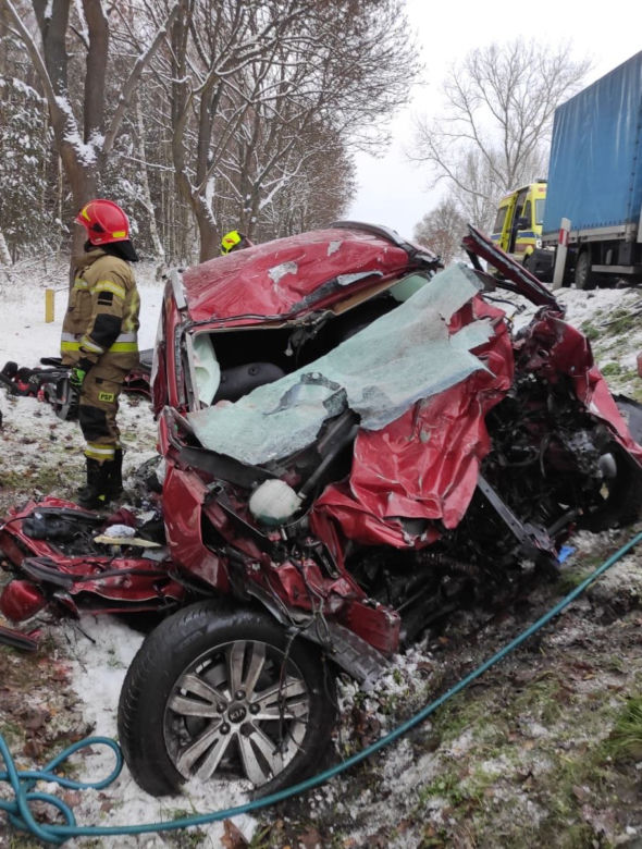 Makabryczny wypadek pod Żarami! Trzy osoby, w tym dziecko, zginęły w zderzeniu z tirem [ZDJĘCIA