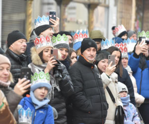 Orszak Trzech Króli 2026 w Toruniu. Zdjęcia z samego serca starówki
