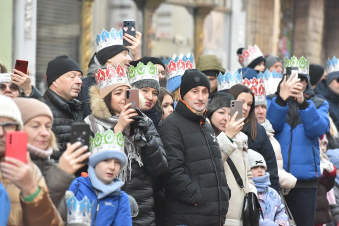 Orszak Trzech Króli 2026 w Toruniu. Zdjęcia z samego serca starówki