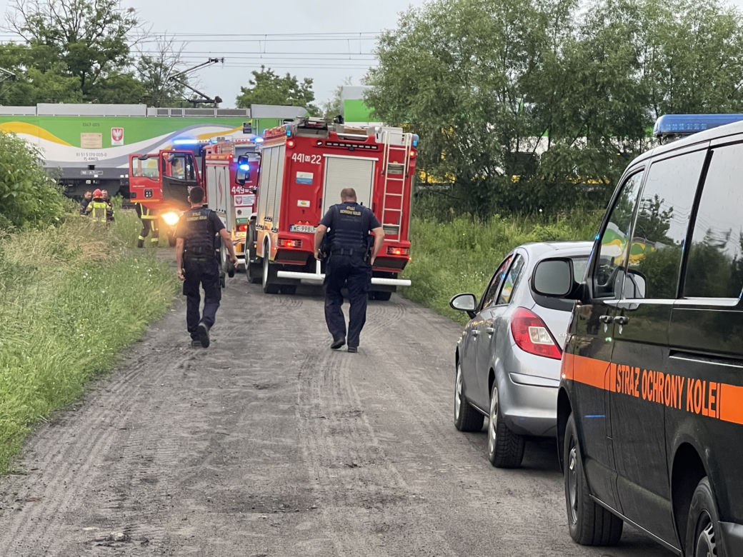 Piętrus Kolei Mazowieckich rozjechał 40-latka. Makabra na torach pod Grodziskiem
