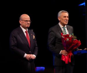 Nagroda Kopernika Ekonomisty w rękach laureata. Został nim profesor Marian Gorynia 