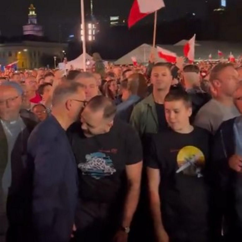 Karol Nawrocki śpiewa (nie)zakazane piosenki