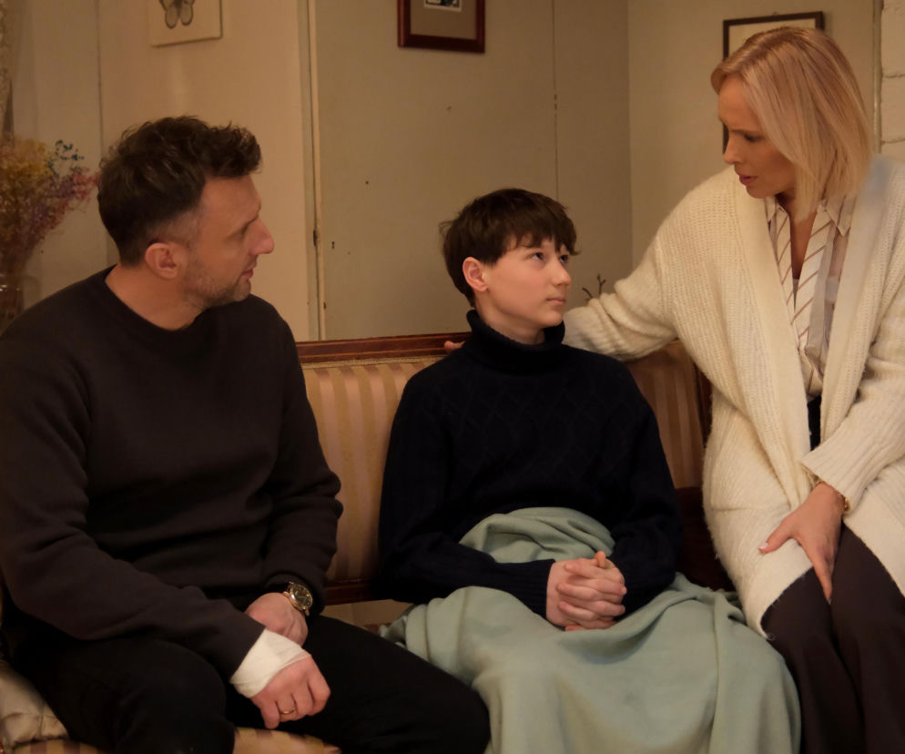 Bartek, Franek i Dorota w scenie z serialu M jak miłość. Bartek (Arkadiusz Smoleński) i Dorota (Iwona Rejzner) rozmawiają z Frankiem (Jarosław Śmigielski) w ciepłym wnętrzu. Ta scena i inne dramatyczne wydarzenia z ich życia dostępne są na Super Seriale.