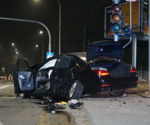 Potworne zderzenie toyoty z BMW w Piasecznie. Pogotowie zabrało rannego