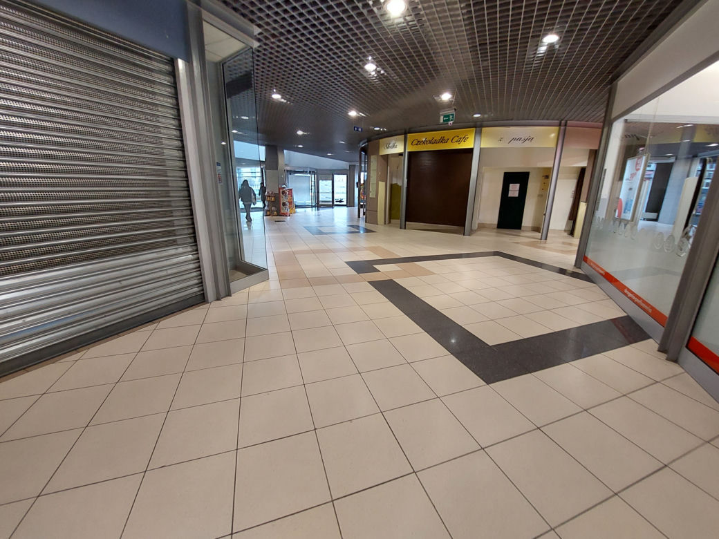 Centrum handlowe Belg straszy pustkami. Ostatni sprzedawcy i garstka klientów