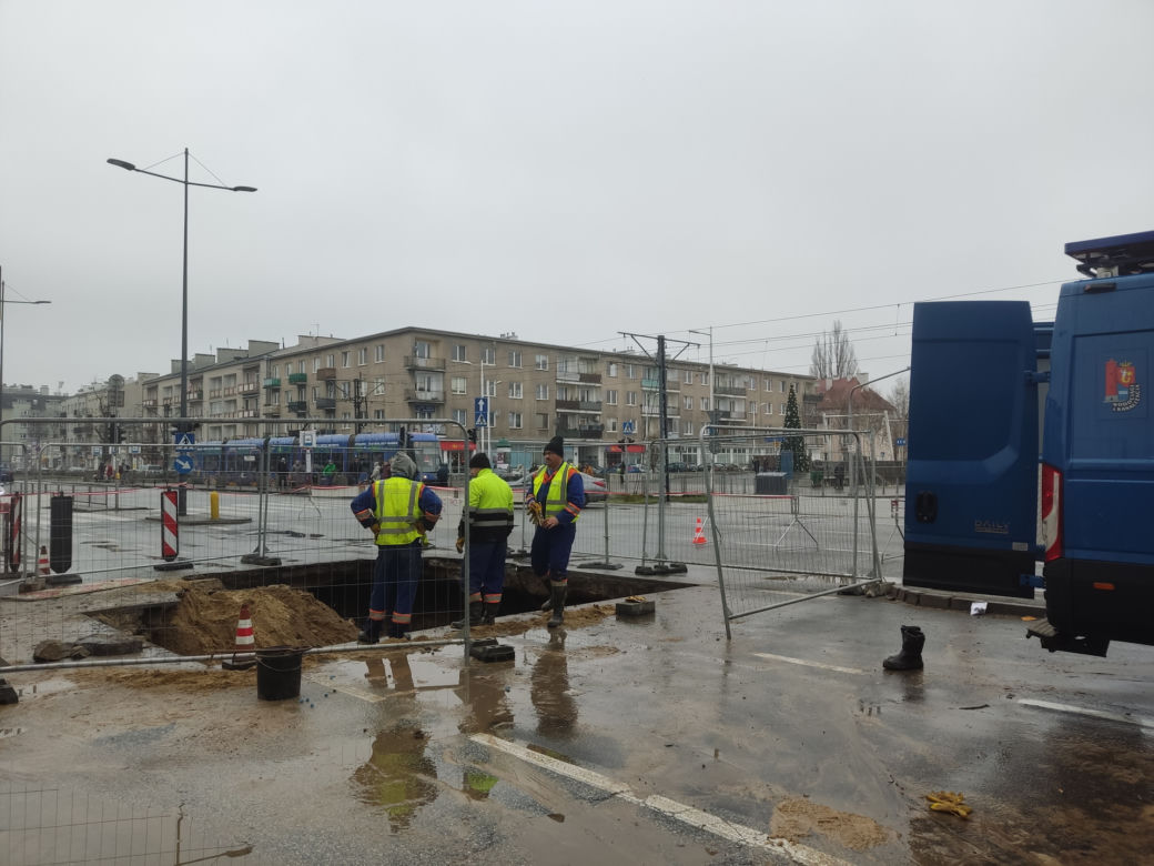 Grochowska się zapadła! Woda wyżłobiła dziurę na 7 metrów! Gigantyczne utrudnienia na Pradze
