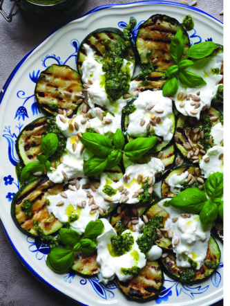 Sałatka z grillowaną cukinią, burratą i pesto