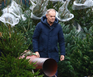 Donald Tusk z zięciem dźwigają gigantyczną choinkę. A za nimi drepcze Kasia z drugą. Wnusie premiera jak księżniczki