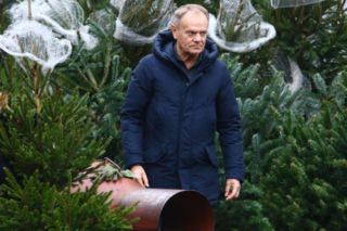 Donald Tusk z zięciem dźwigają gigantyczną choinkę. A za nimi drepcze Kasia z drugą. Wnusie premiera jak księżniczki
