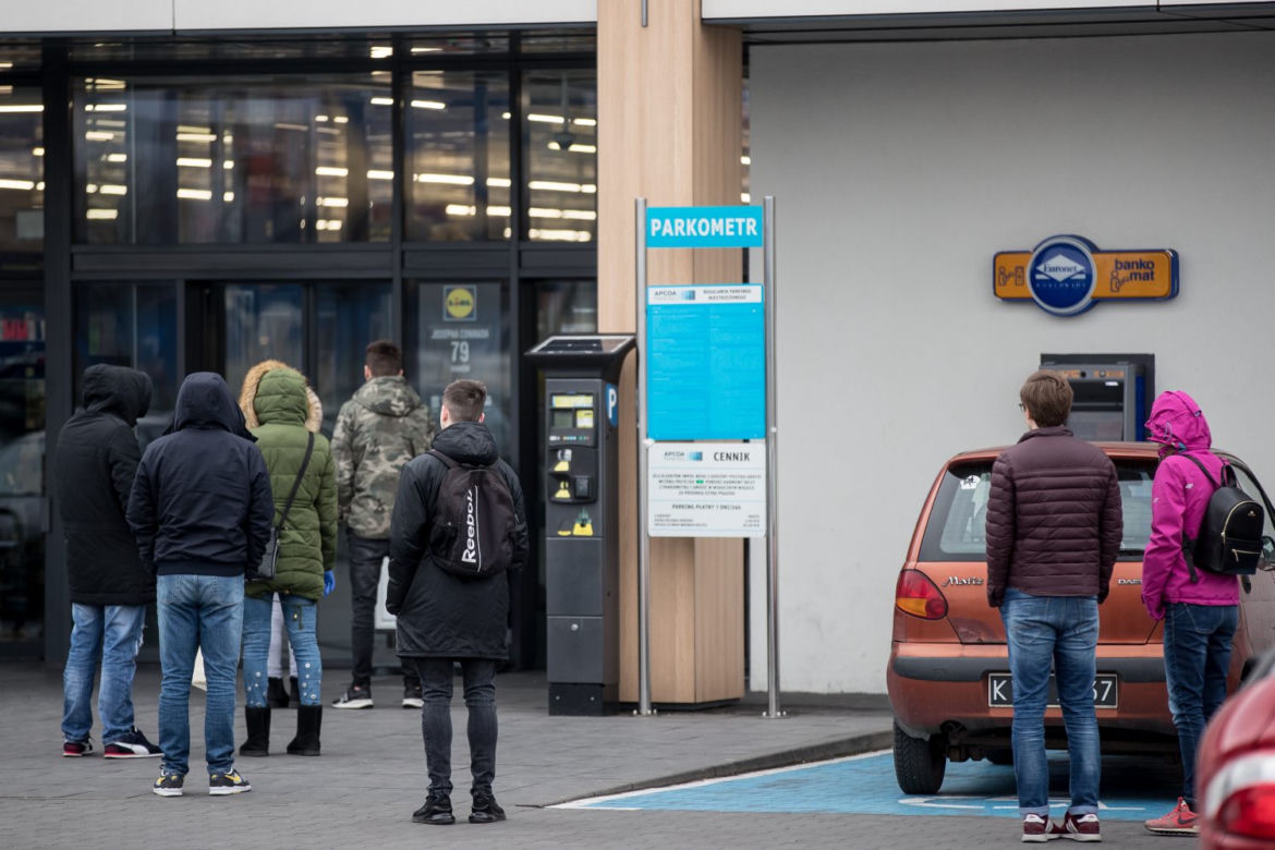 Koronawirus. Tak wyglądają kolejki przed sklepami w Krakowie