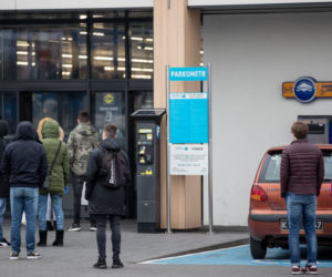 Koronawirus. Tak wyglądają kolejki przed sklepami w Krakowie