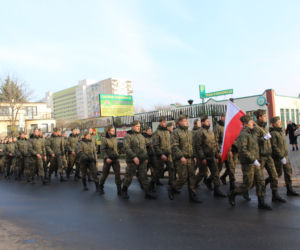 Uroczysty przemarsz licealistów ulicą 11 Listopada