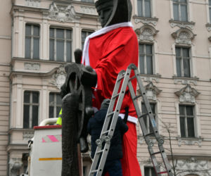 Pomnik marynarza w stroju Mikołaja