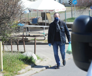 Marszałek Grodzki robi zakupy na bazarku