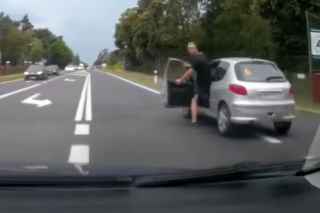 Agresor goni kierowcę i mści się przez dłuższą chwilę. O co mu chodziło? - WIDEO