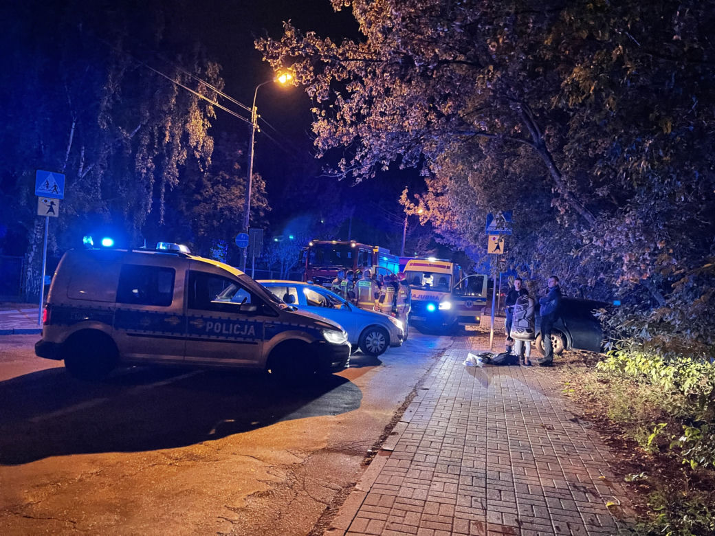 Szaleńczy pościg ulicami Warszawy. Rozbity na drzewie samochód, w środku dwóch pijanych i 15-latka