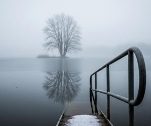 Kobieta wpadła do lodowatej wody. Dramat w Mochowie, co uratowało małżeństwo?