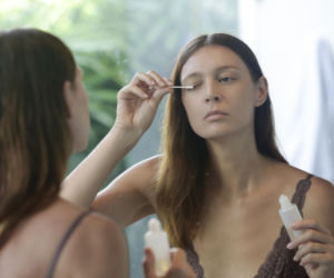 Zagotuj i szczoteczką nałóż na rzęsy. Po jednej nocy będą ciemniejsze i bardziej lśniące. Domowy sposób na przyciemnienie i wydłużenie rzęs bez henny