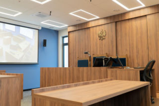 Sala sądowa w Wyższej Szkole Biznesu