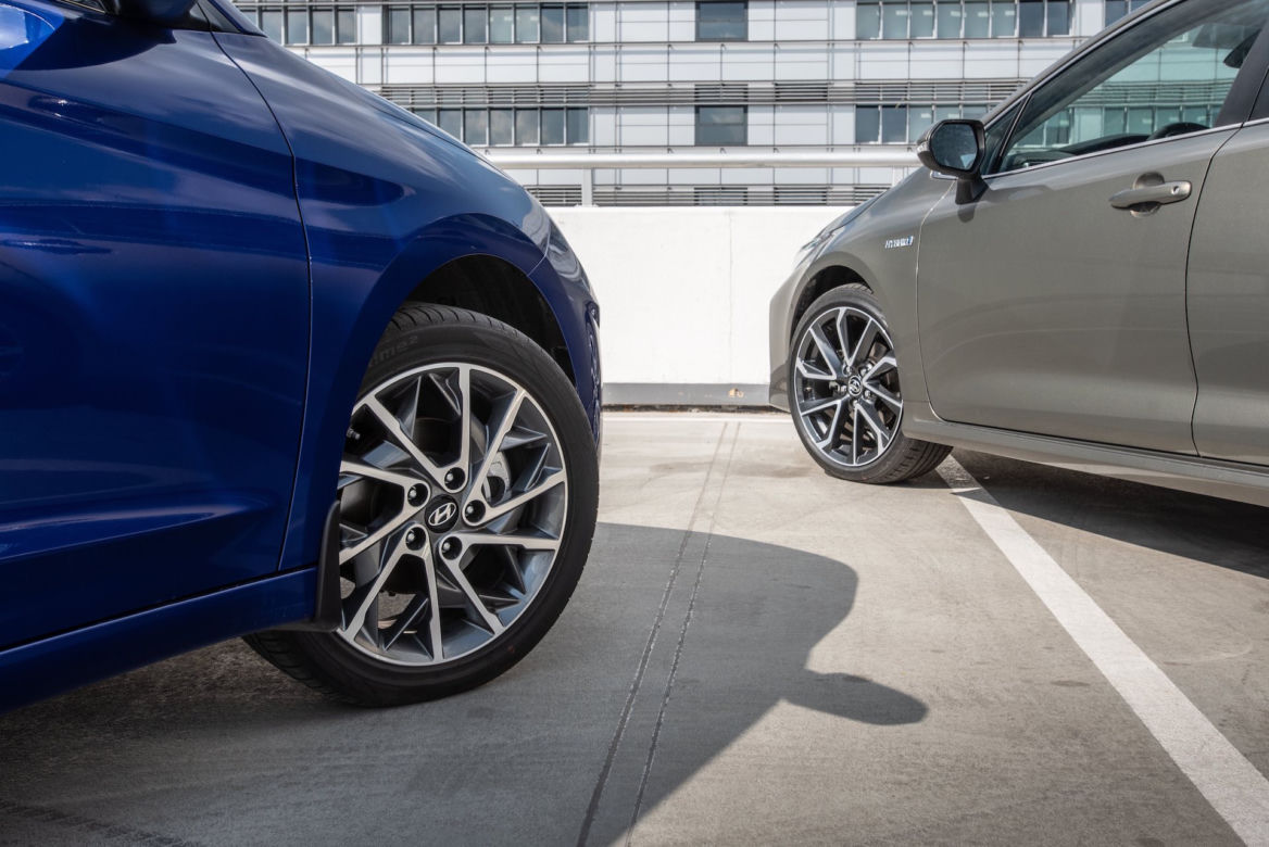 Toyota Corolla Sedan 1.8 Hybrid 122 KM e-CVT vs Hyundai Elantra Style 1.6 MPI 6MT