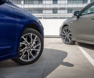 Toyota Corolla Sedan 1.8 Hybrid 122 KM e-CVT vs Hyundai Elantra Style 1.6 MPI 6MT