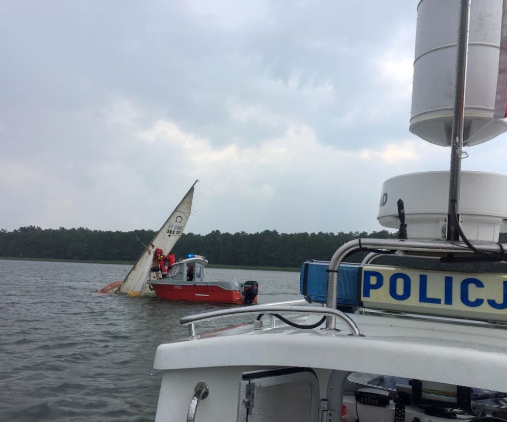 Pisz. Silny wiatr przewrócił żaglówkę. Rodzina wpadła do wody [ZDJĘCIA]