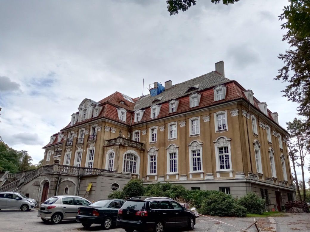 W tej wsi w woj. śląskim znajduje się jeden z najpiękniejszych pałaców. W PRL-u przekształcono go w sanatorium
