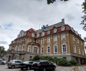 W tej wsi w woj. śląskim znajduje się jeden z najpiękniejszych pałaców. W PRL-u przekształcono go w sanatorium