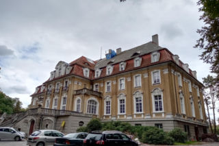 W tej wsi w woj. śląskim znajduje się jeden z najpiękniejszych pałaców. W PRL-u przekształcono go w sanatorium