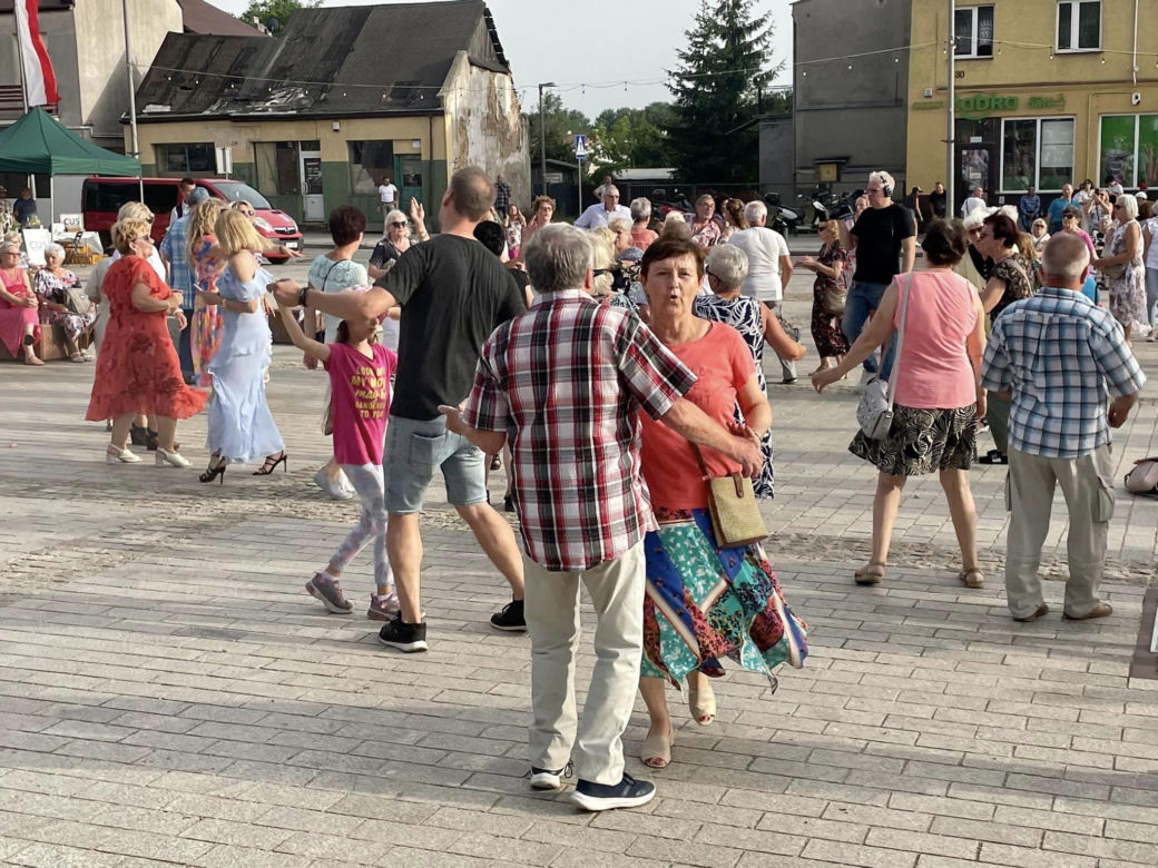 POTAŃCÓWKA NA RYNKU. Tak bawią się mieszkańcy Starachowic