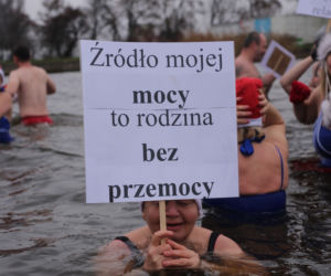 Wskoczyli prosto do lodowatej wody! Przed zimnem chroniły ich tylko czerwone czapeczki [GALERIA]