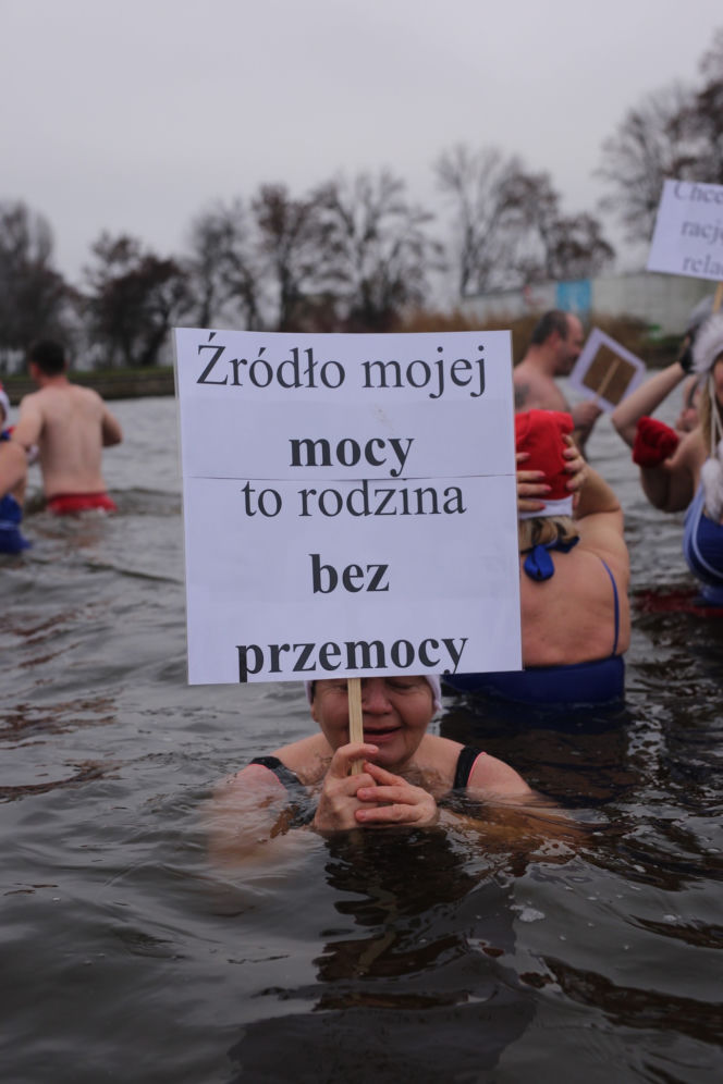 Wskoczyli prosto do lodowatej wody! Przed zimnem chroniły ich tylko czerwone czapeczki [GALERIA]