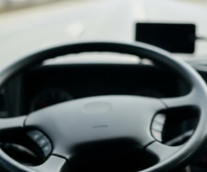 Kierowca autobusu w Warszawie oglądał film. Jakie mogą być konsekwencje dla szofera linii 156?