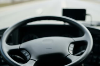 Kierowca autobusu w Warszawie oglądał film. Jakie mogą być konsekwencje dla szofera linii 156?