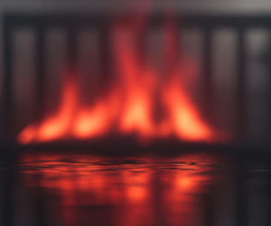 Pożar w szwajcarskim barze. Właściciele wskazali winną: to nie oni, a kelnerka. Czy mają rację?