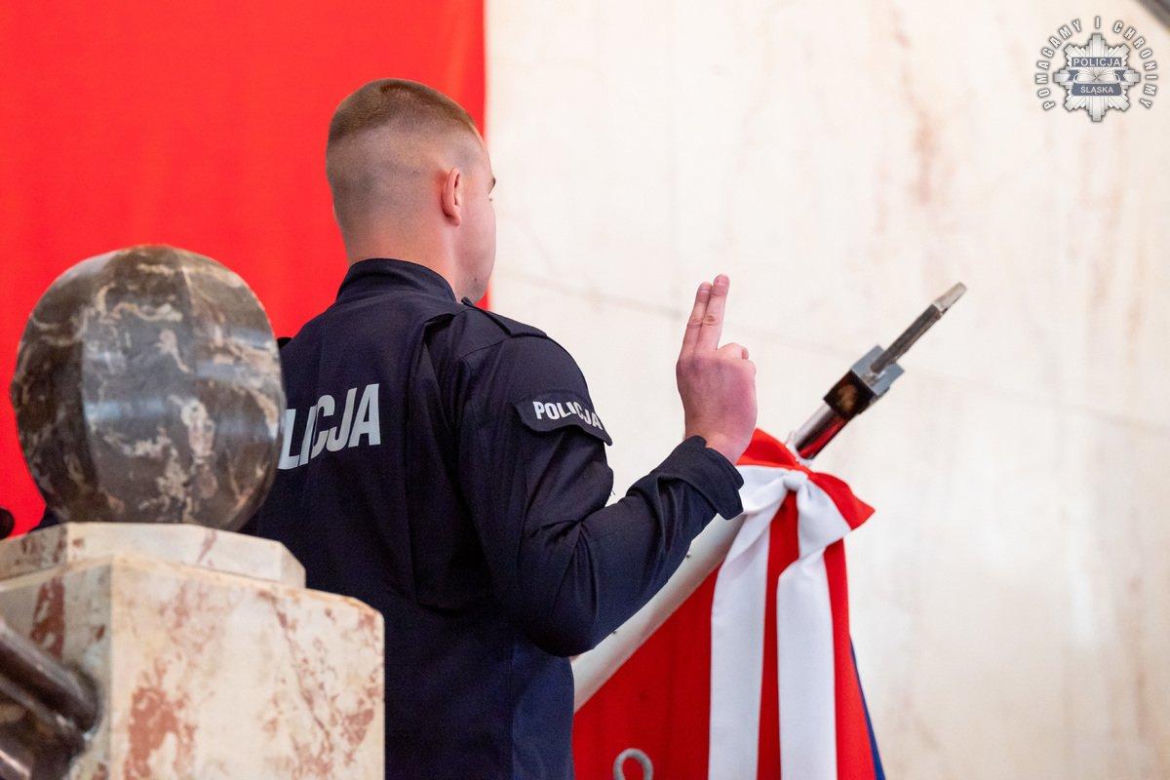 Nowi policjanci zasilili szeregi śląskiej policji! Wśród nich osiem policjantek